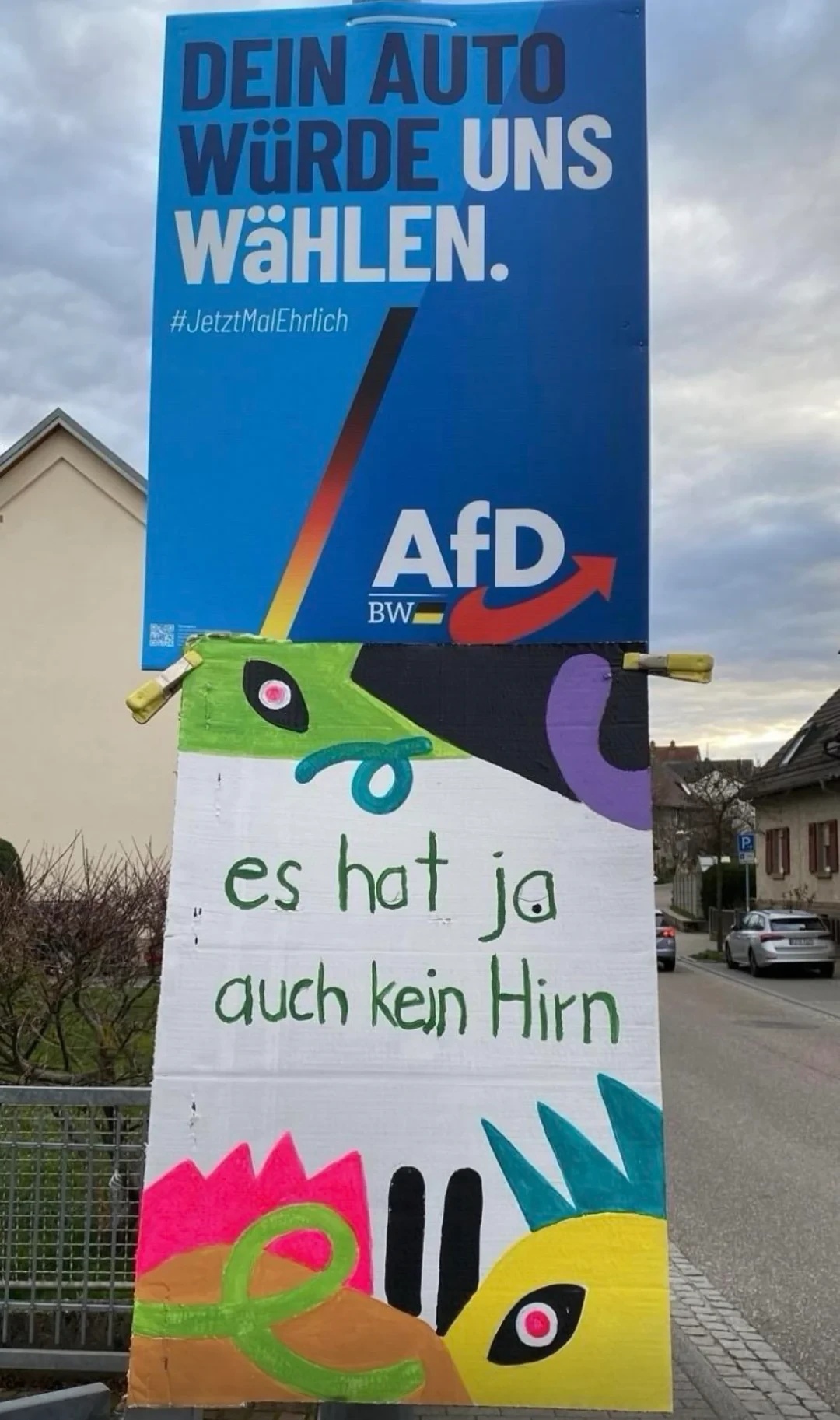AfD Wahlplakat: "Dein Auto würde uns wählen" Plakat darunter: "es hat ja auch kein Hirn"